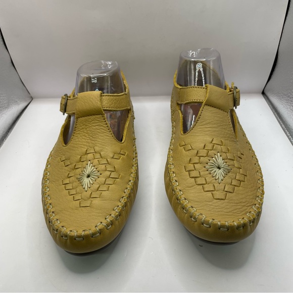 NWOB Hush Puppies Leather Moccasin Casual Comfort Strap Women’s Yellow size 11W - Picture 5 of 6
